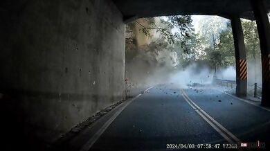 Horská silnice na Taiwanu během zemětřesení