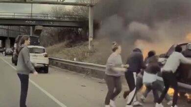 Kolemjdoucí zachránili řidiče z hořícího auta