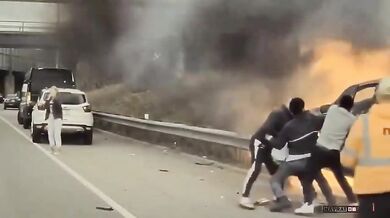 Kolemjdoucí zachránili řidiče z hořícího auta