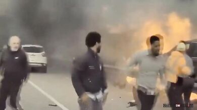 Kolemjdoucí zachránili řidiče z hořícího auta