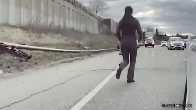 Kolemjdoucí zachránili řidiče z hořícího auta