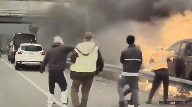 Kolemjdoucí zachránili řidiče z hořícího auta