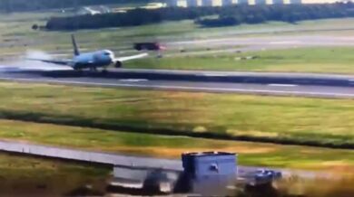 Letadlo nouzově přistálo na břiše po selhání podvozku