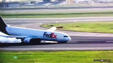 Letadlo nouzově přistálo na břiše po selhání podvozku