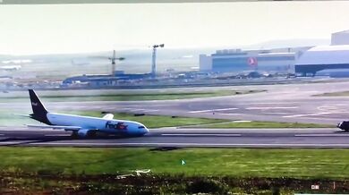 Letadlo nouzově přistálo na břiše po selhání podvozku