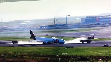 Letadlo nouzově přistálo na břiše po selhání podvozku