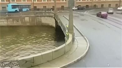 Autobus spadl z mostu do řeky