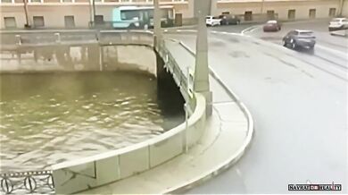 Autobus spadl z mostu do řeky