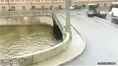 Autobus spadl z mostu do řeky