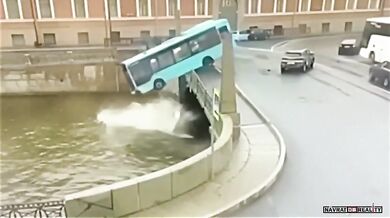 Autobus spadl z mostu do řeky