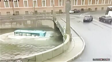 Autobus spadl z mostu do řeky