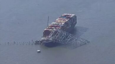 Odstřel zříceného mostu.