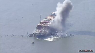 Odstřel zříceného mostu.