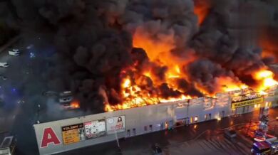 Polský obchodní dům v plamenech: