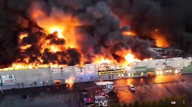 Polský obchodní dům v plamenech: