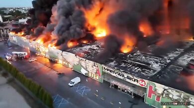 Polský obchodní dům v plamenech: