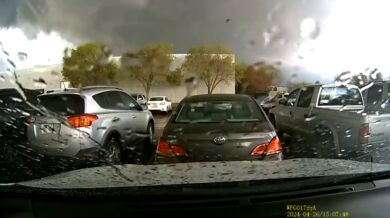 Kamera na palubní desce zaznamenala ničivé tornádo