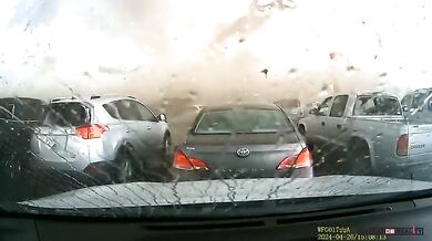 Kamera na palubní desce zaznamenala ničivé tornádo