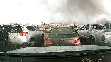 Kamera na palubní desce zaznamenala ničivé tornádo