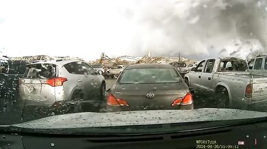 Kamera na palubní desce zaznamenala ničivé tornádo