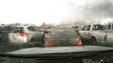 Kamera na palubní desce zaznamenala ničivé tornádo