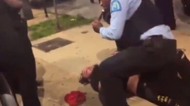 Policista si při zatýkání zapaluje doutník