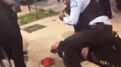 Policista si při zatýkání zapaluje doutník