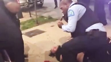 Policista si při zatýkání zapaluje doutník