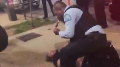 Policista si při zatýkání zapaluje doutník