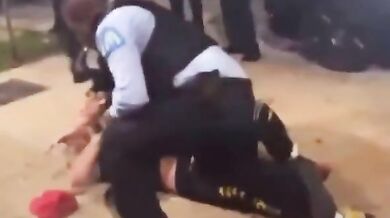 Policista si při zatýkání zapaluje doutník