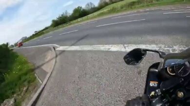 Rychlá jízda na motorce na neznámé silnici