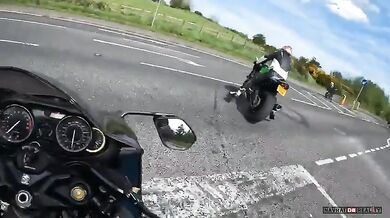 Rychlá jízda na motorce na neznámé silnici