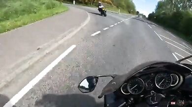 Rychlá jízda na motorce na neznámé silnici