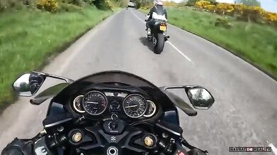 Rychlá jízda na motorce na neznámé silnici