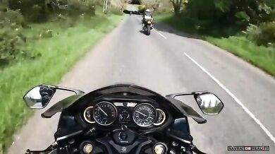 Rychlá jízda na motorce na neznámé silnici