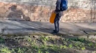 Blbnutí s nafouknutou plastovou lahví