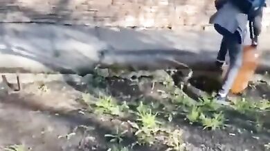 Blbnutí s nafouknutou plastovou lahví