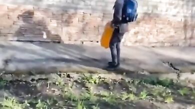 Blbnutí s nafouknutou plastovou lahví