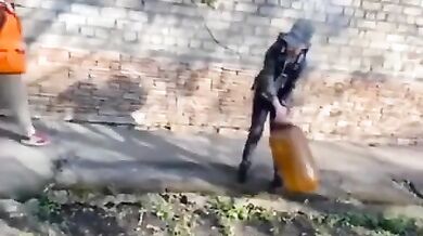 Blbnutí s nafouknutou plastovou lahví