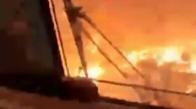 Vlak projíždějící lesním požárem