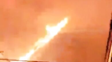 Vlak projíždějící lesním požárem