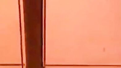 Vlak projíždějící lesním požárem