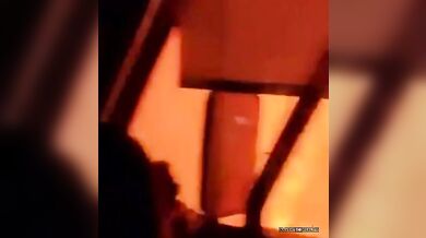 Vlak projíždějící lesním požárem