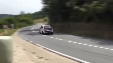 Bravůrné ukočírování závodního vozidla