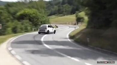 Bravůrné ukočírování závodního vozidla