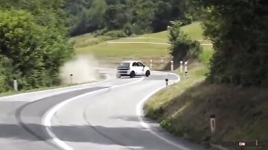 Bravůrné ukočírování závodního vozidla