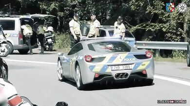 Policejní Ferrari