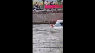 Dramatická záchrana lidí uvězněných v autě plujícím po řece