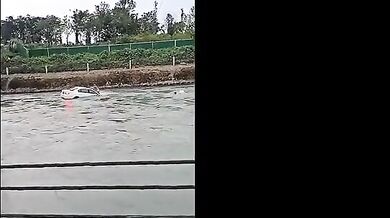 Dramatická záchrana lidí uvězněných v autě plujícím po řece