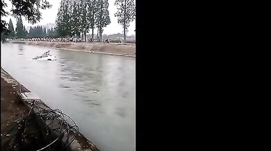 Dramatická záchrana lidí uvězněných v autě plujícím po řece